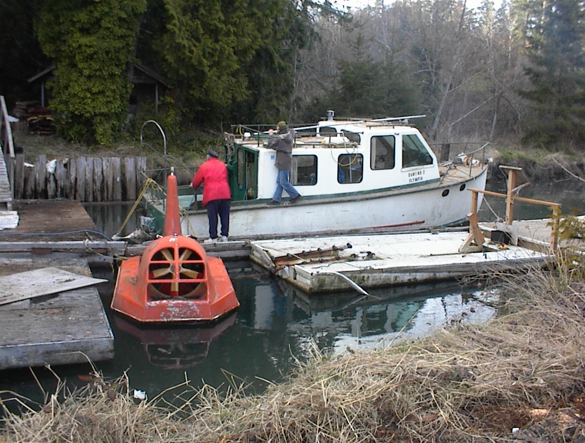 Hovercraft and Damifino 2 at the dock